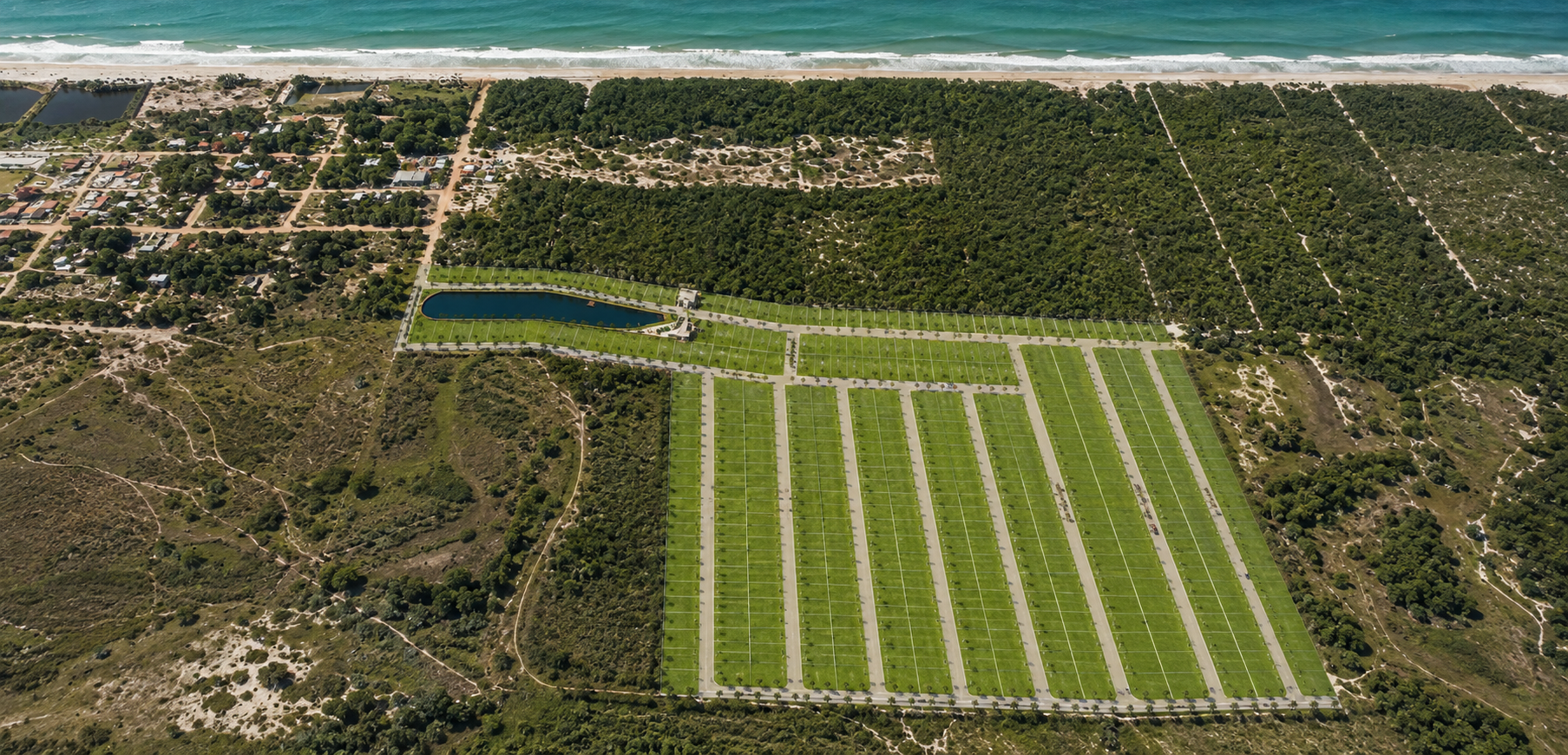 Loteamento litorâneo brasileiro visto do alto, entre áreas verdes e o mar
